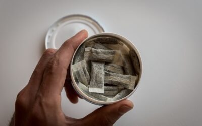 Snus in Zweden; het zakje onder de lip van de Zweed